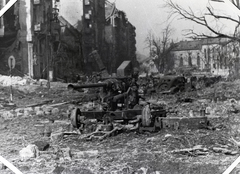 Magyarország, Budapest I., Horváth-kert, balra a Krisztina körút házsora, távolabb az Alagút utca épületei., 1945, Vörös Hadsereg, járműroncs, Bofors-márka, Budapest, légvédelmi ágyú, Fortepan #217681