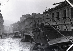 Magyarország, Budapest I., Várfok utca a Mátray utca felől a Vérmező út felé nézve., 1945, Vörös Hadsereg, ostrom, Budapest, golyónyom, járműroncs, Fortepan #217687