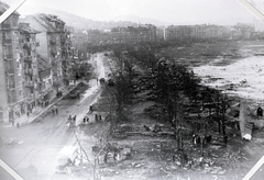 Magyarország, Budapest I.,Budapest XII., kilátás a Mikó utca felől a Vérmezőre, balra és szemben a Krisztina körút házsora., 1945, Vörös Hadsereg, Budapest, járókelő, lovaskocsi, járműroncs, vitorlázó repülőgép, Fortepan #217689