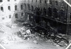 Magyarország, budai Vár, Budapest I., Királyi Palota (később Budavári Palota), a Nagy udvar., 1945, Vörös Hadsereg, járműroncs, Budapest, épületkár, Fortepan #217691