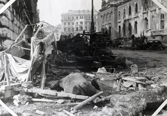 Magyarország, budai Vár, Budapest I., a Királyi Palota (később Budavári Palota) a Hunyadi udvar felől a Szent György tér felé nézve, balra a Királyi Istálló, a háttérben a Honvédelmi Minisztérium épülete., 1945, Vörös Hadsereg, járműroncs, Bofors-márka, Budapest, légvédelmi ágyú, Fortepan #217692