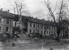 Magyarország, Budapest I., a Csörsz utca és a Hegyalja út közötti park, háttérben az Avar utca 2/a-b számú ház., 1945, Vörös Hadsereg, Budapest, épületkár, járműroncs, Fortepan #217696