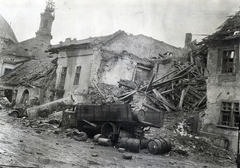 Magyarország, budai Vár, Budapest I., a Fortuna utca a Bécsi kapu tér felé nézve, háttérben a Budavári Evangélikus templom tornya., 1945, Vörös Hadsereg, templom, háborús kár, teherautó, hordó, járműroncs, Budapest, Fortepan #217697