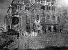 Magyarország, budai Vár, Budapest I., Szentháromság tér, a Pénzügyminisztérium épülete mellett balra az Országház utca., 1945, Vörös Hadsereg, országház, Budapest, épületkár, Fortepan #217698