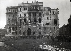 Magyarország, budai Vár, Budapest I., Szent György tér, szovjet katonák a lerombolt Honvédelmi Minisztérium előtt., 1945, Vörös Hadsereg, Budapest, járműroncs, löveg, gulyáságyú, háborús kár, Fortepan #217699