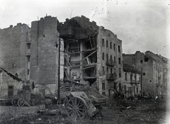 Magyarország, Budapest I., a Csörsz utca és a Hegyalja út közötti park, háttérben a Csörsz utca 15-ös számú ház., 1945, Vörös Hadsereg, járműroncs, épületkár, löveg, Budapest, háborús kár, Fortepan #217708