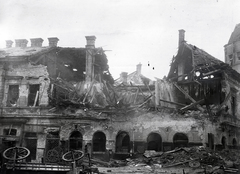 Magyarország, Budapest I., Krisztina tér - Gellérthegy utca sarok., 1945, Vörös Hadsereg, Budapest, háborús kár, épületkár, járműroncs, Fortepan #217709