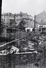 Magyarország, Budapest I.,Budapest II., Széna tér a Hattyú utca felől a Lövőház utca felé nézve, háttérben a Margit körúti egykori fogház épületei., 1945, Vörös Hadsereg, ostrom, Budapest, páncélököl, holttest, Fortepan #217725