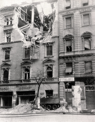 Magyarország, Budapest VIII., József körút 34. és 36. számú ház., 1945, Vörös Hadsereg, amerikai gyártmány, teherautó, Budapest, GMC-márka, GMC CCKW 353, épületkár, hirdetőoszlop, redőny, Fortepan #217732