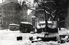 Magyarország, Budapest V.,Budapest VI., Deák Ferenc tér az evangelikus templom előtt, háttérben az Anker-ház és a Király utca torkolata., 1945, Vörös Hadsereg, templom, autóbusz, harckocsi, hirdetőoszlop, Budapest, hó, MÁVAG-márka, Fortepan #217737