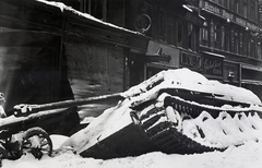 Magyarország, Budapest V., Váci utca, a felvétel a 8-as számú ház előtt készült., 1945, Vörös Hadsereg, tél, hó, harckocsi, járműroncs, Sd.Kfz 171 Panther, Panzerkampfwagen V, Budapest, redőny, Fortepan #217738