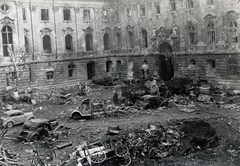 Magyarország, budai Vár, Budapest I., a romos Királyi Palota (később Budavári Palota) Nagy udvara., 1945, Vörös Hadsereg, járműroncs, Budapest, Fortepan #217742