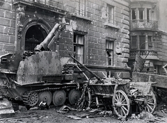 Magyarország, Budapest I., Lánchíd utca, jobbra az Öntőház lépcső torkolata., 1945, Vörös Hadsereg, szekér, járműroncs, önjáró löveg, löveg, Sd. Kfz. 124 Wespe, Budapest, rács, Sonderkraftfahrzeug 138 Marder, Fortepan #217746