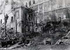 Magyarország, budai Vár, Budapest I., szemben a Váralja utca - Palota út közötti lerombolt épület, fent a kőkörlát mögött a Lovarda részlete látszik., 1945, Vörös Hadsereg, szekér, járműroncs, Budapest, Fortepan #217749