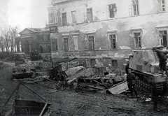 Magyarország, Budapest I., Apród utca, balra a háttérben a Várkert Kioszk. Balra egy elhagyott 1940/43 M Zrínyi rohamtarack, jobbra egy német Hummel önjáró löveg., 1945, Vörös Hadsereg, járműroncs, 40/43M Zrínyi, Budapest, Sonderkraftfahrzeug 165, szovjet katona, Fortepan #217750