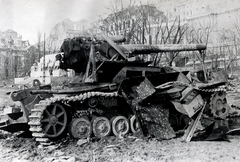 Magyarország, Budapest I., Dózsa György (Palota) tér, a kilőtt Hummel önjáró löveg mögött Ligeti Miklós alkotása (1937) a Lovas tüzérek hősi emlékműve (később Dózsa György szobra került a helyére). Fent a romos Lovarda a budai Várban., 1945, Vörös Hadsereg, járműroncs, Budapest, Sonderkraftfahrzeug 165, Fortepan #217753