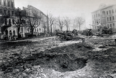 Magyarország, Budapest I., Vérmező, a Postapalota felé nézve, balra a Krisztina körút, jobbra az Attila (IV. Béla) út., 1945, Vörös Hadsereg, járműroncs, ágyú, löveg, Budapest, bombatölcsér, légvédelmi ágyú, Fortepan #217758