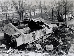 Magyarország, Budapest I., Dózsa György (Palota) tér, háttérben a Váralja utca és felette a Palota út kőkorlátja., 1945, Vörös Hadsereg, járműroncs, Budapest, Sonderkraftfahrzeug 251, lánctalp, Fortepan #217764