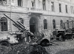 Magyarország, Budapest I., Attila út 79. (ekkor IV. Béla út 39.)., 1945, Vörös Hadsereg, járműroncs, Budapest, légvédelmi ágyú, Fortepan #217765