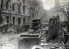 Magyarország, Budapest I., Roham utca, háttérben a Krisztina téren a Havas Boldogasszony-templom., 1945, Vörös Hadsereg, Budapest, épületkár, járműroncs, Fortepan #217769