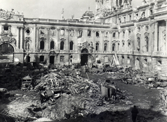 Hungary, Budapest I., Királyi Palota (később Budavári Palota), Nagy udvar, balra az Oroszlános kapu., 1945, Vörös Hadsereg, Budapest, war damage, damaged building, wreck, statue, Fortepan #217772