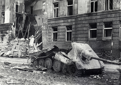 Hungary, Budapest II., Fő utca 81., a Legfőbb Állami Számvevőszék épülete (később Külügyminisztérium)., 1945, Vörös Hadsereg, wreck, Budapest, Jagdpanzer 38, Sd.Kfz 138/2 Hetzer, Fortepan #217773