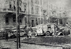 Hungary, Budapest I., a Szilágyi Dezső tér 7. és 8. számú ház a Bem rakpartnál, jobbra a háttérben a Fő utca., 1945, Vörös Hadsereg, Budapest, Soviet soldier, shutter, wreck, Fortepan #217775