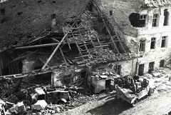 Hungary, Tabán, Budapest I., Apród utca, járműroncsok a 6-os számú épület előtt, jobbra a 8-as számú ház., 1945, Vörös Hadsereg, war damage, wreck, damaged building, Budapest, military vehicle, Fortepan #217780