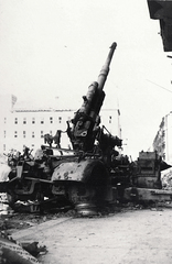 Hungary, Budapest II., Fő utca, balra a mai Nagy Imre tér, előtérben egy 88 mm-es Flak 36 típusú légvédelmi löveg., 1945, Vörös Hadsereg, Budapest, air defense, Anti aircraft cannon, Fortepan #217786