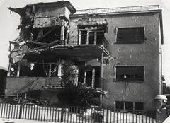 Hungary, Budapest II., a Herman Ottó út 7. szám alatti romos villa., 1945, Vörös Hadsereg, Budapest, war damage, damaged building, bullet hole, shutter, balcony, Fortepan #217787