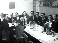 Románia,Erdély, Kolozsvár, a felvétel a német ház avatásakor készült., 1942, Mihályi Balázs, népviselet, italozás, Haditengerészet, falfestmény, szódásüveg, Fortepan #217792