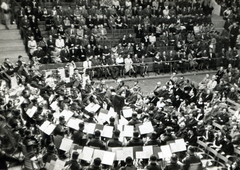 Magyarország, Budapest XIV., Istvánmezei út 3-5., Nemzeti Sportcsarnok (később Gerevich Aladár Nemzeti Sportcsarnok). A Német Birodalmi Munkaszolgálat (Reichsarbeitsdienst, RAD) zenekarát Herms Niel vezényli., 1942, Mihályi Balázs, hangversenyterem, zenekar, karmester, Budapest, Fortepan #217799