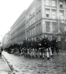 Magyarország, Budapest I., Fő utca a Jégverem utcánál, a magyarországi nyaralásra érkező német gyerekek egyik csoportjának, a Hitlerjugend tagjainak felvonulása., 1942, Mihályi Balázs, Budapest, hitlerjugend, Fortepan #217802