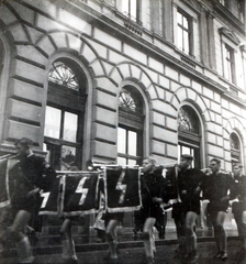 Magyarország, Budapest I., Lánchíd utca, háttérben az 1-3. számú épület. A magyarországi nyaralásra érkező német gyerekek egyik csoportjának, a Hitlerjugend tagjainak felvonulása., 1942, Mihályi Balázs, Budapest, nácizmus, katonazenekar, hangszer, hitlerjugend, Fortepan #217803