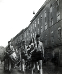 Magyarország, Budapest I., Lánchíd utca, jobbra a 10. és 12. számú épület. A magyarországi nyaralásra érkező német gyerekek egyik csoportjának, a Hitlerjugend tagjainak felvonulása., 1942, Mihályi Balázs, Budapest, hitlerjugend, hangszer, katonazenekar, Fortepan #217805