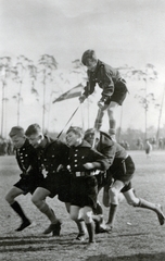 Magyarország, a magyarországi nyaraláson résztvevő német gyerekek egyik csoportjának, a Hitlerjugend tagjainak harci játéka, a lovasverseny., 1942, Mihályi Balázs, mutatvány, nácizmus, hitlerjugend, Fortepan #217806