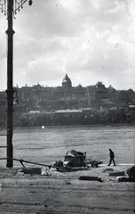 Hungary, Budapest V.,Budapest I., járműroncs a pesti alsó rakparton az Eötvös tér közelében, szemben a Királyi Palota (később Budavári Palota)., 1945, Mihályi Balázs, wreck, wharf, damaged building, Budapest, Fortepan #217809