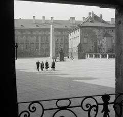 Csehország, Prága, Hradzsin., 1959, Kotnyek Antal, Csehszlovákia, kastély, szobor, utcakép, életkép, lovas szobor, sárkány ábrázolás, Szent György-ábrázolás, Fortepan #21781