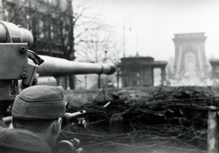 Hungary, Budapest I., Clark Ádám tér az Alagút felől nézve, háttérben a Széchenyi Lánchíd., 1944, Mihályi Balázs, tunnel, Hungarian soldier, Budapest, Anti aircraft cannon, targeting, Fortepan #217811