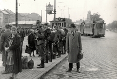 Magyarország, Budapest VIII., Fiumei út a Magdolna utca - Salgótarjáni utca közötti villamos kereszteződésnél. Háttérben balra a Dobozi utcai házsor, szemben az OTI székház., 1944, Mihályi Balázs, német katona, Budapest, Best of, kézitáska, férfi, öltöny, kabát, villamos, villamosmegálló, Fortepan #217814