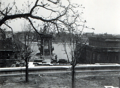 Hungary, Budapest I., a lerombolt Széchenyi Lánchíd az Alagút feletti parkból nézve., 1945, Mihályi Balázs, Budapest, wrecked bridge, sculpture, Fortepan #217816