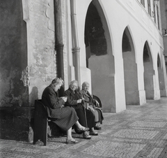 Csehország, Prága, Óváros tér (Staromestské námestie)., 1959, Kotnyek Antal, Csehszlovákia, életkép, pad, sétabot, hölgy, kabát, szandál, kosztüm, Fortepan #21782