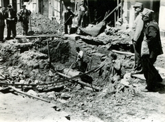 1944, Mihályi Balázs, crime scene investigation, damaged building, Fortepan #217824