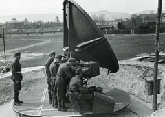 Hungary, Budapest XIV., FuMG 62 Wurzburg radar Szőnyi úti BVSC sporttelep területén. Balra a háttérben a Vidámpark (Vurstli) területén a Feszty-körkép (A magyarok bejövetele) pavilonja látható., 1944, Mihályi Balázs, Telefunken-brand, Budapest, air defense, air defense radar, Telefunken Würzburg, satellite, Fortepan #217829