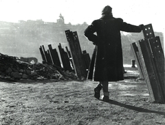 Magyarország, Budapest V.,Budapest I., harckocsi akadály a pesti alsó rakparton a Vigadó tér közelében. Háttérben a Királyi Palota (később Budavári Palota)., 1945, Mihályi Balázs, harckocsi akadály, Budapest, kabát, nő, háttal, támaszkodás, Fortepan #217833