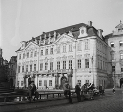 Csehország, Prága, Óváros tér (Staromestske namesti), Goltz-Kinský palota., 1959, Kotnyek Antal, Csehszlovákia, babakocsi, szobor, életkép, lámpaoszlop, palota, galéria, rokokó stílus, Kilian Ignaz Dientzenhofer-terv, Fortepan #21784