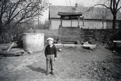 1960, Almássy László, yard, beret, twig fence, draw well, well ring, hands in pockets, kid, Fortepan #217850