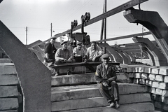 Hungary, Lábatlan, az ÉM. Betonelemgyártó Vállalat Komárom megyei Vasbetonelem Gyára., 1960, Almássy László, tableau, worker, sleeper, beret, winch, Fortepan #217856