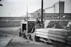 Hungary, Lábatlan, az ÉM. Betonelemgyártó Vállalat Komárom megyei Vasbetonelem Gyára., 1960, Almássy László, Hungarian brand, railway cart, coach, narrow-gauge railway, MD-40 locomotive, sleeper, Fortepan #217857