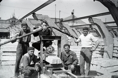 Hungary, Lábatlan, az ÉM. Betonelemgyártó Vállalat Komárom megyei Vasbetonelem Gyára., 1960, Almássy László, tableau, worker, sleeper, beret, Fortepan #217859